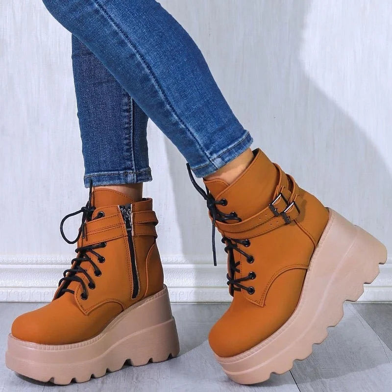 bota plataforma branca feminina, coturno branco feminino tratorado, bota com salto grosso confortável, bota branca street style, bota feminina com fivela, bota alta branca feminina, calçado alternativo feminino, bota estilo gótico urbano, preto, marrom
Anabeaz