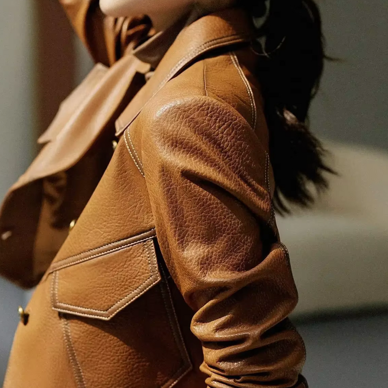 jaqueta feminina de couro, jaqueta slim feminina, jaqueta preta feminina, jaqueta marrom feminina, jaqueta couro sintético, jaqueta inverno elegante, jaqueta casual chique
anabeaz