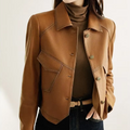 jaqueta feminina de couro, jaqueta slim feminina, jaqueta preta feminina, jaqueta marrom feminina, jaqueta couro sintético, jaqueta inverno elegante, jaqueta casual chique
anabeaz